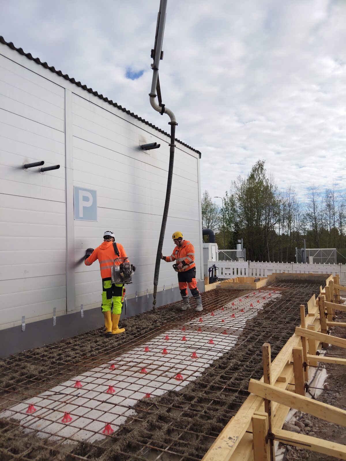 Uuden sähkökattilakontin pohjan valut, kuvituskuva.